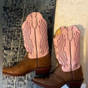 Gently worn size 7B Justin’s boots! 👢 🤠 🐄 👧